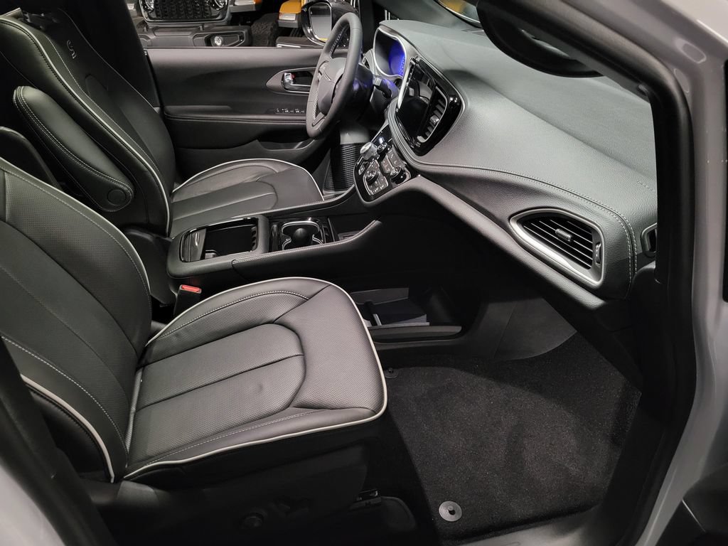 New 2027 Chrysler Pacifica Limited FWD image 16