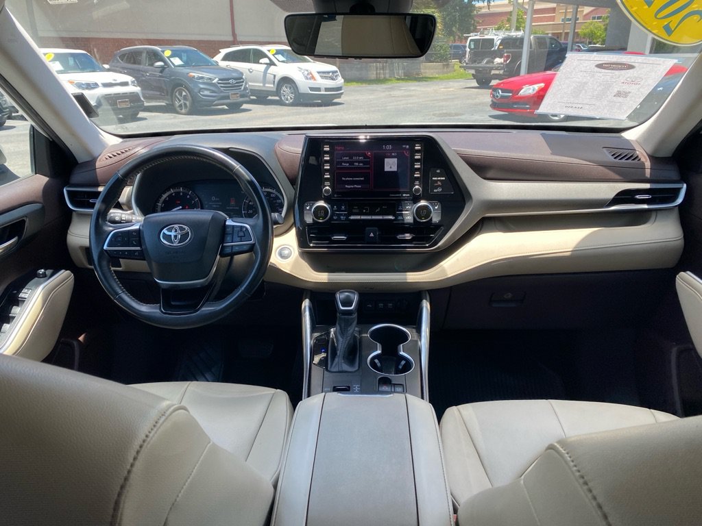 Used 2020 Toyota Highlander XLE FWD image 15