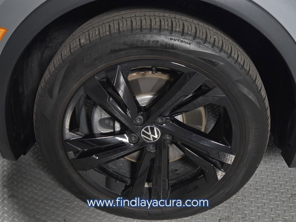 Used 2023 Volkswagen Tiguan SE R-Line image 11
