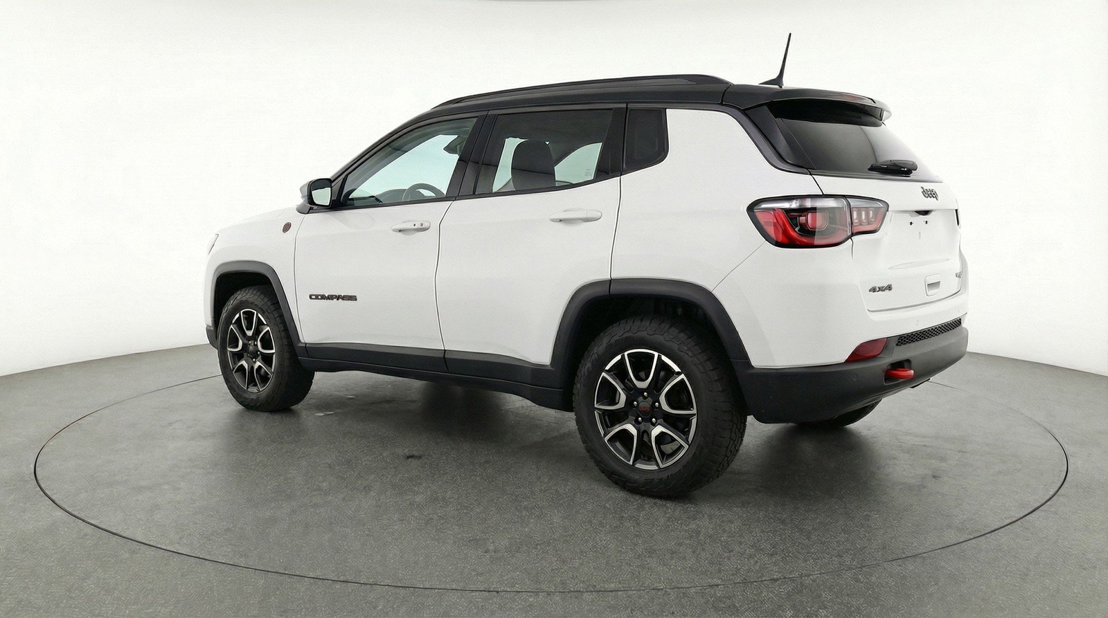 Used 2025 Jeep Compass Trailhawk image 6