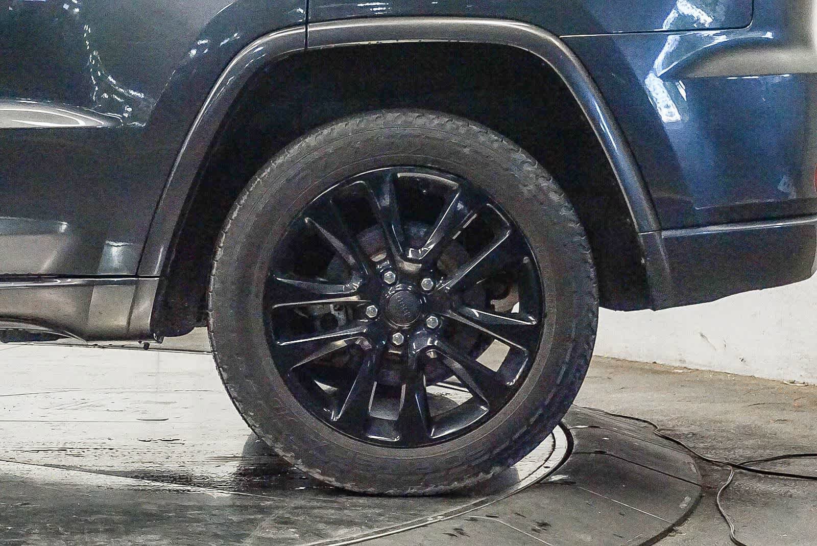 Used 2017 Jeep Grand Cherokee Altitude RWD image 10