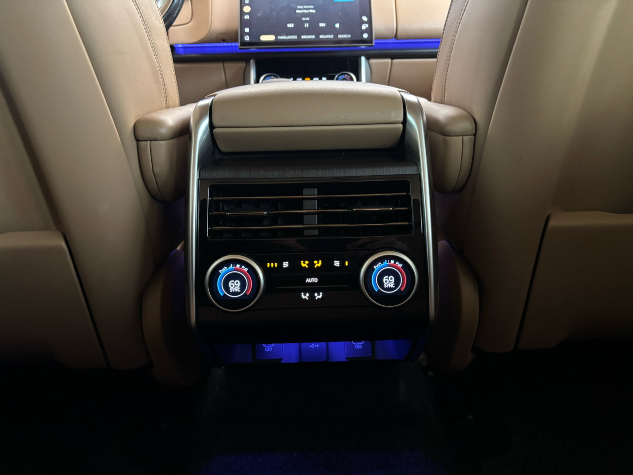 Used 2023 Land Rover Range Rover SE image 25