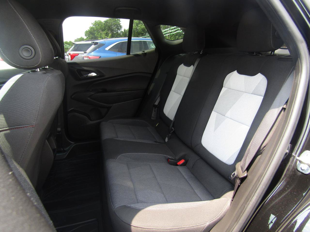 Used 2025 Chevrolet Trax RS FWD image 19