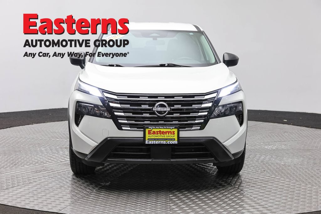 Used 2024 Nissan Rogue S AWD/4WD image 2