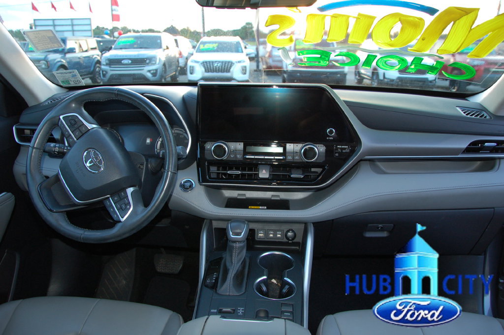 Used 2023 Toyota Highlander XLE FWD image 18