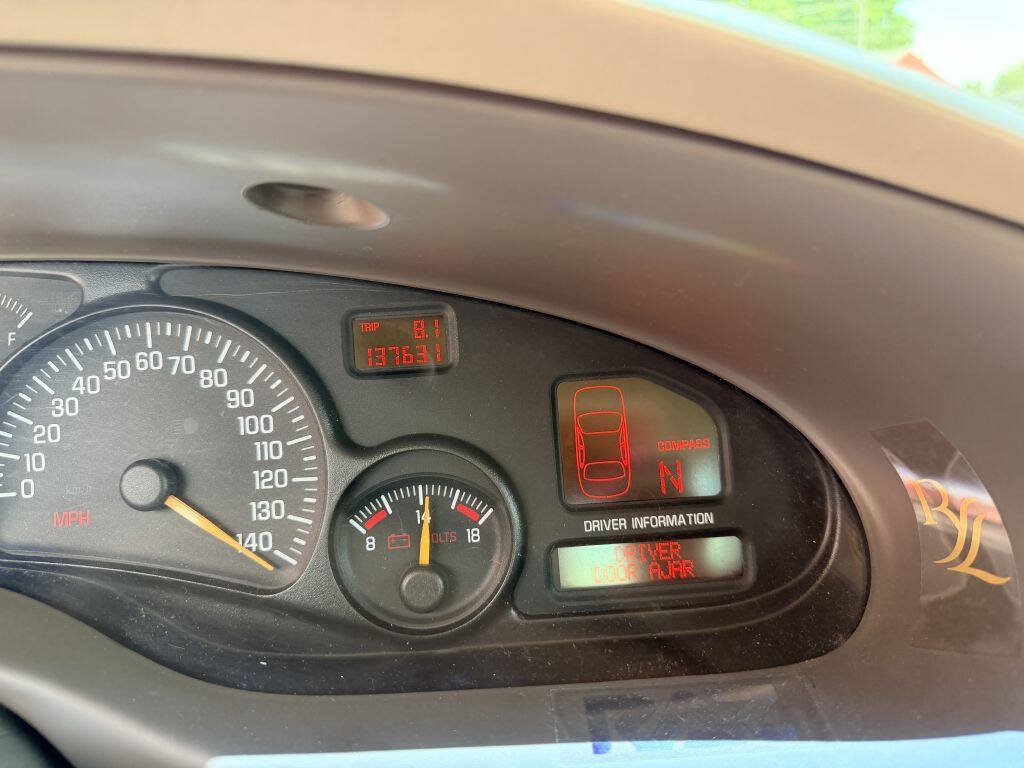 Used 2005 Pontiac Bonneville SLE w/ Premier Edition FWD image 17