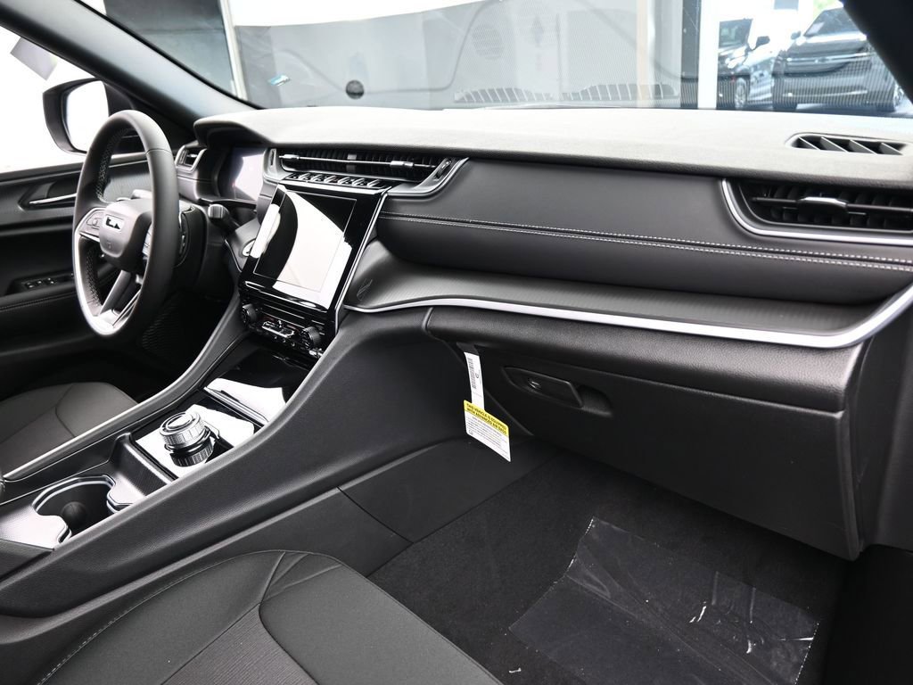 Used 2025 Jeep Grand Cherokee Laredo image 38