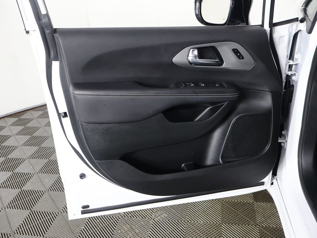 Used 2025 Chrysler Pacifica Select FWD image 23