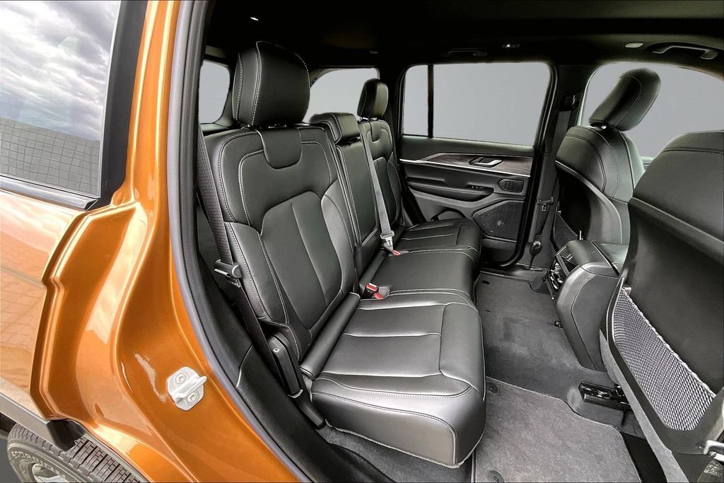 New 2026 Jeep Grand Cherokee Limited w/ Limited Altitude Package AWD/4WD image 18
