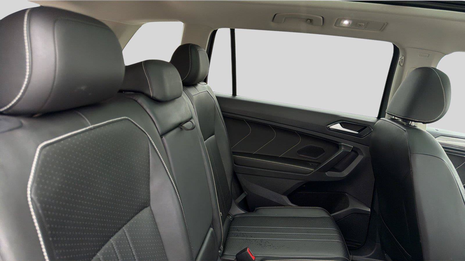 Used 2024 Volkswagen Tiguan SE w/ Panoramic Sunroof Package FWD image 21