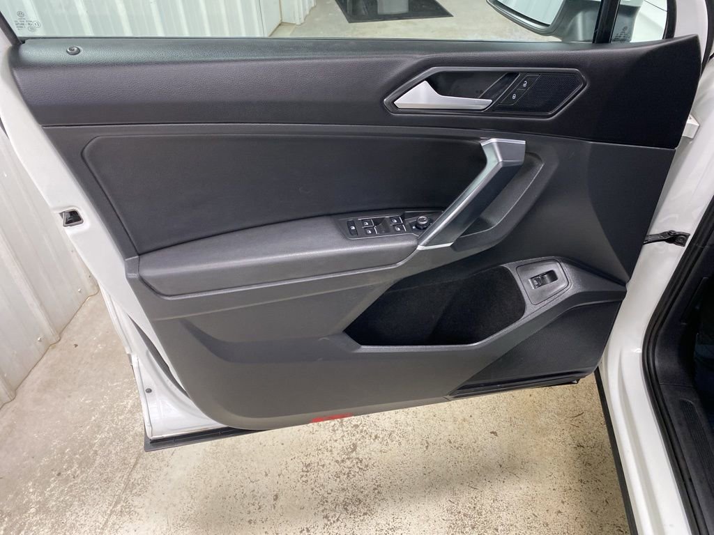 Used 2018 Volkswagen Tiguan SEL w/ 3rd Row Seat Package image 32