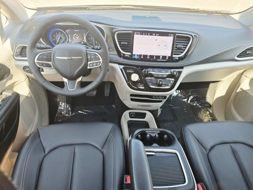 Certified 2024 Chrysler Pacifica Touring-L AWD/4WD image 9