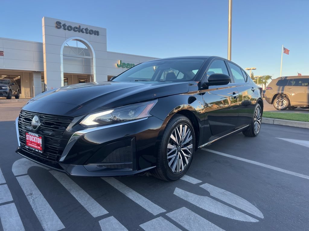 Used 2025 Nissan Altima 2.5 SV FWD image 3