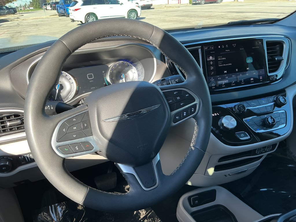 Used 2024 Chrysler Pacifica Touring-L FWD image 13
