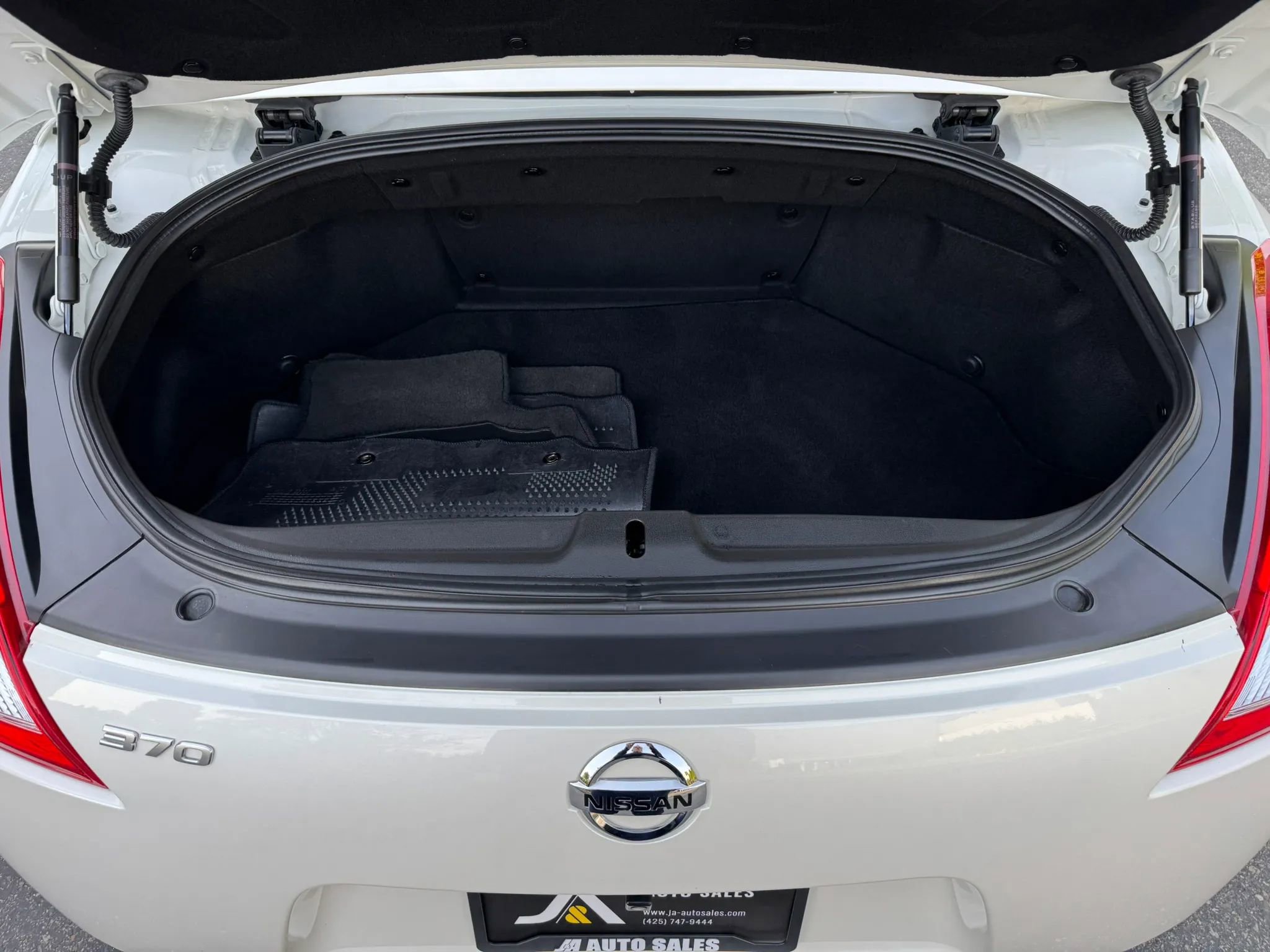 Used 2015 Nissan 370Z Roadster RWD image 17