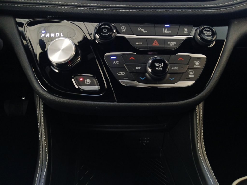 New 2027 Chrysler Pacifica Limited FWD image 10