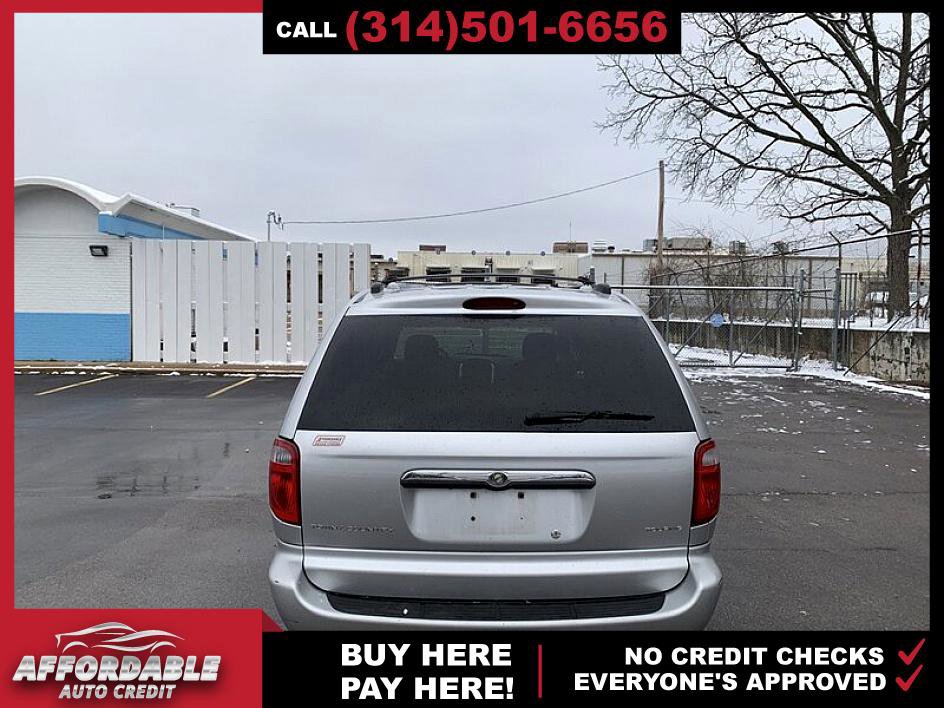 Used 2005 Chrysler Town & Country Touring image 4