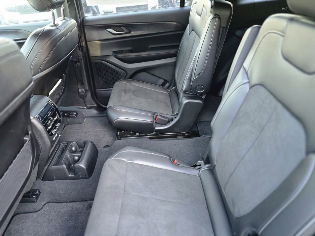 Used 2025 Jeep Grand Cherokee L Altitude image 15