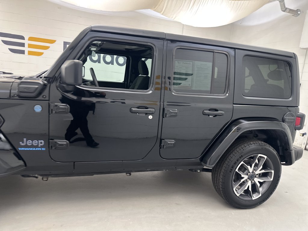 Used 2024 Jeep Wrangler Unlimited w/ Convenience Group AWD/4WD image 5
