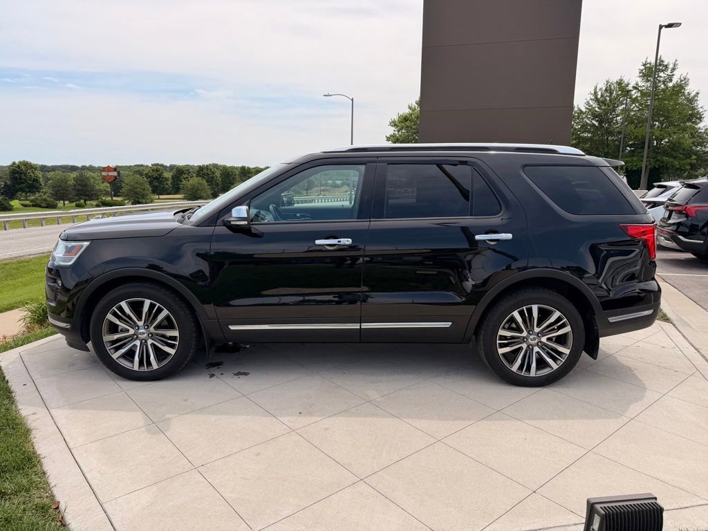 Used 2019 Ford Explorer Platinum AWD/4WD image 2