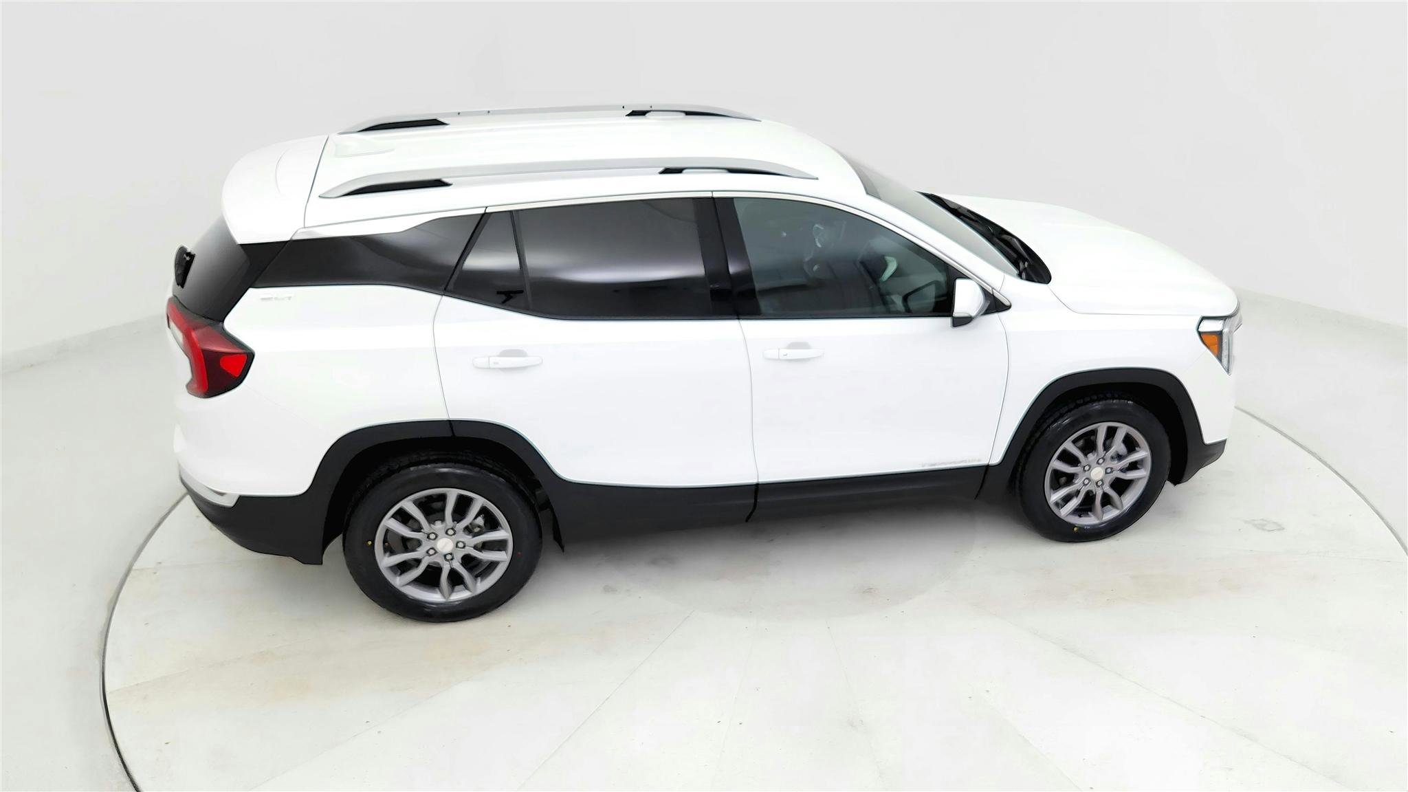 Used 2024 GMC Terrain SLT image 15
