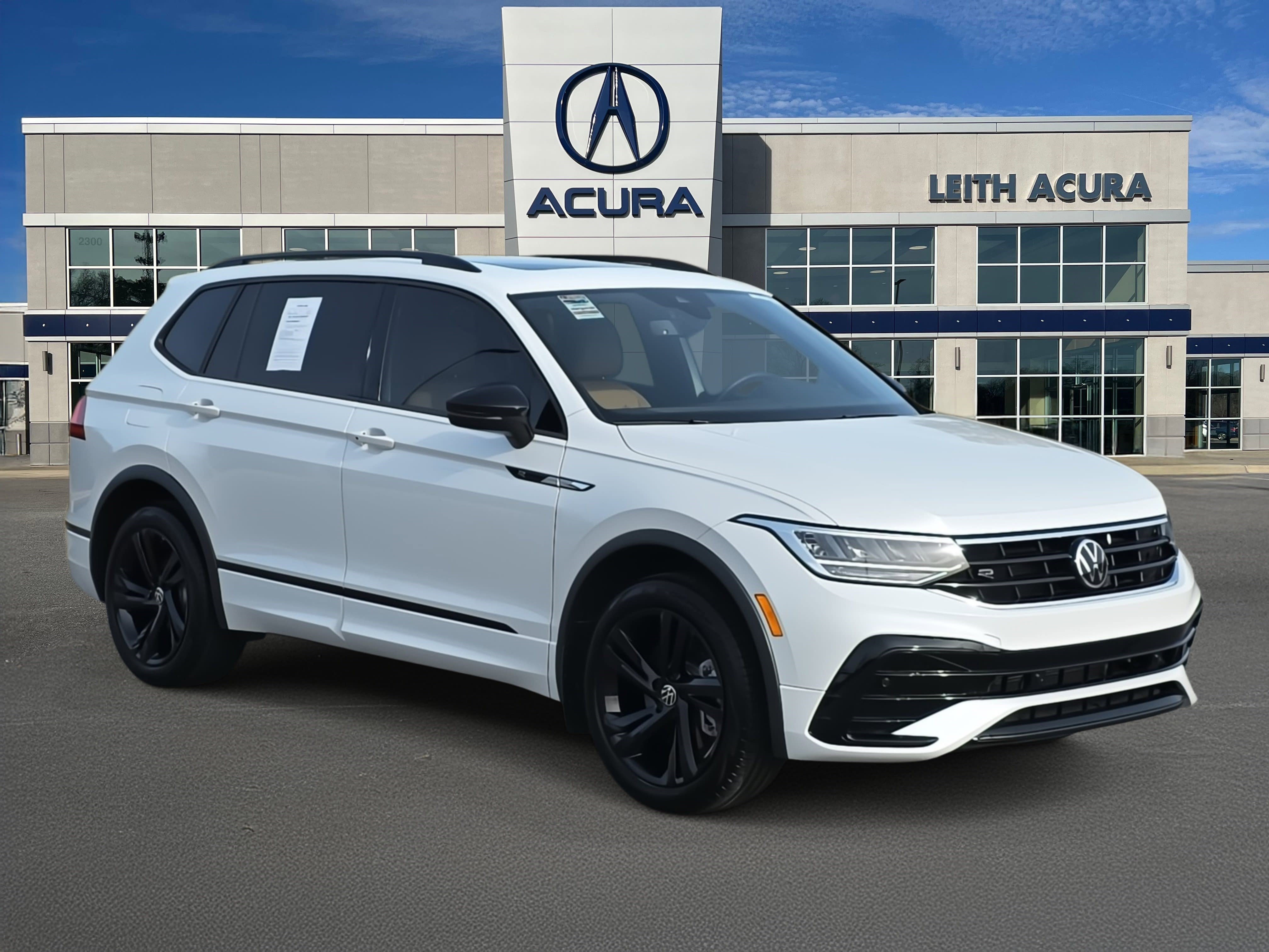 Used 2023 Volkswagen Tiguan SE R-Line image 1