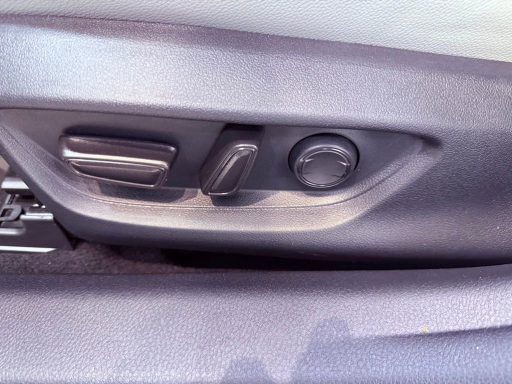 Used 2025 Toyota Camry SE w/ Convenience Package FWD image 18