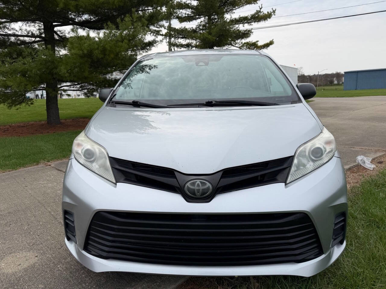 Used 2020 Toyota Sienna L image 2
