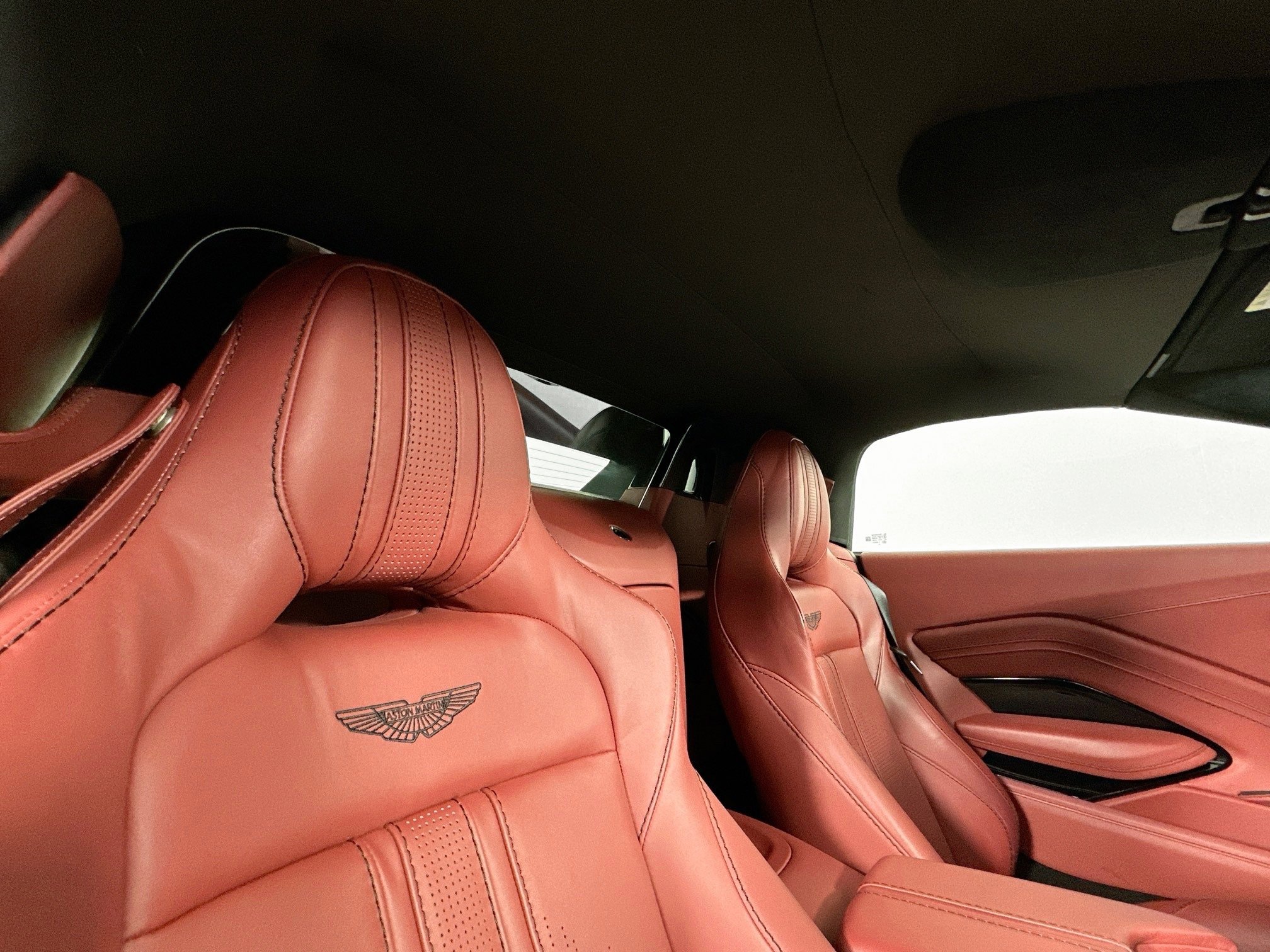 Used 2022 Aston Martin V8 Vantage Roadster image 23