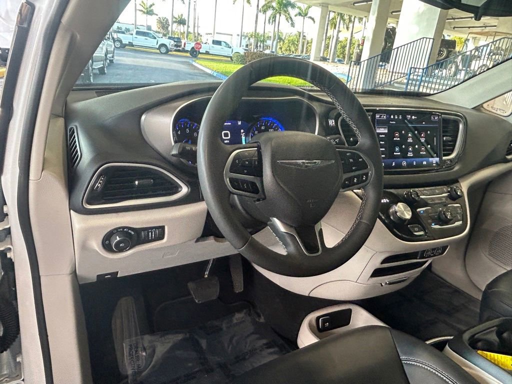 Used 2024 Chrysler Pacifica Touring-L image 35