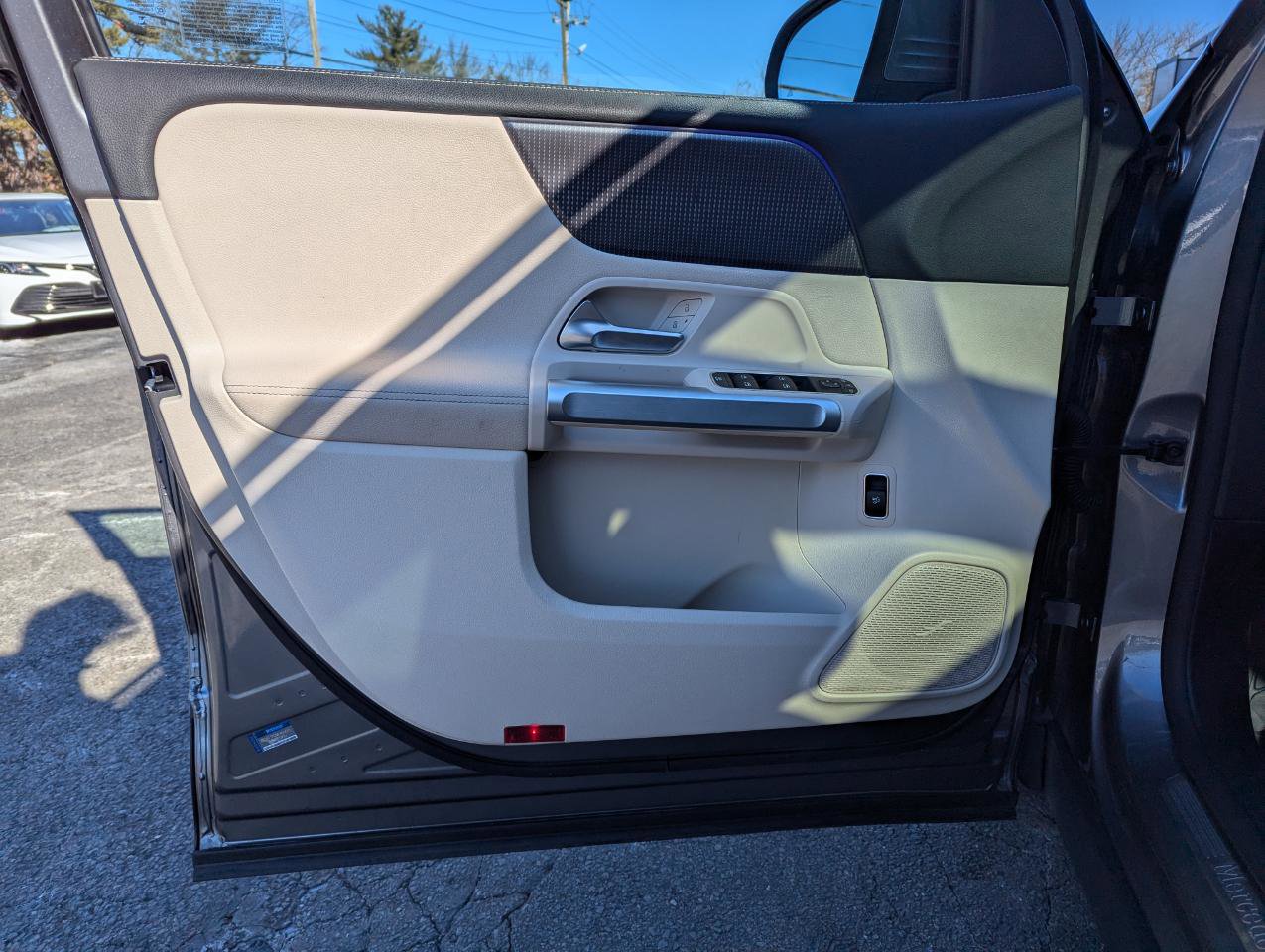 Used 2022 Mercedes-Benz EQB 300 4MATIC image 11