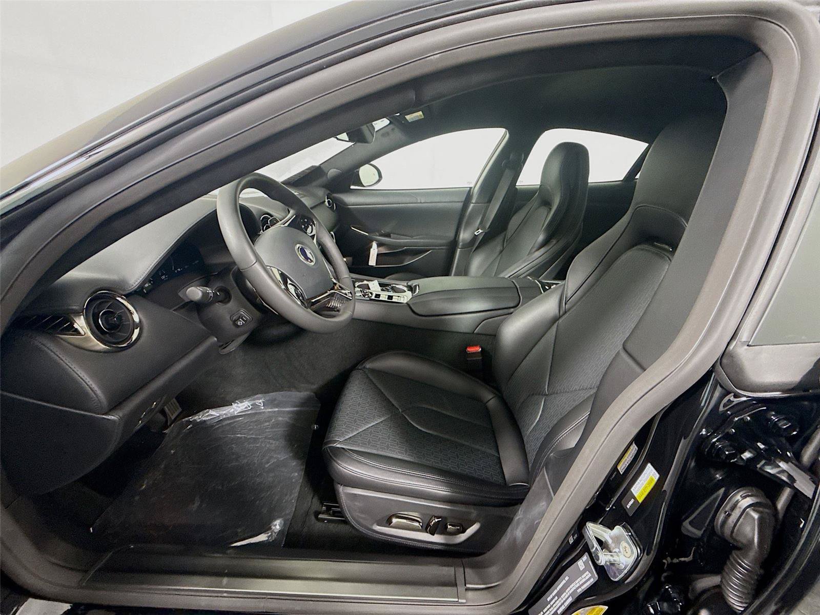 New 2025 Karma Revero Luxury RWD image 2