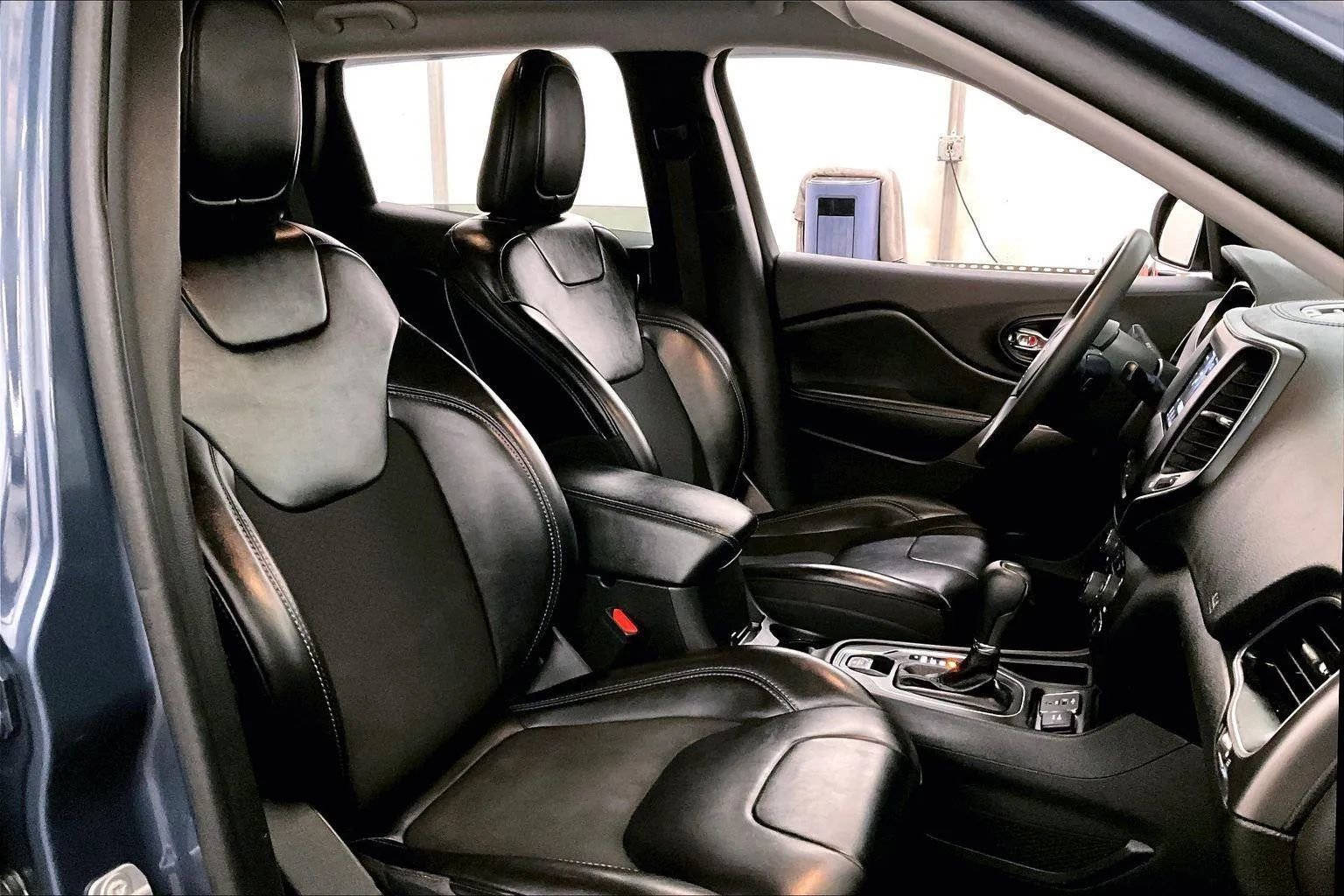 Used 2020 Jeep Cherokee Latitude Plus image 7