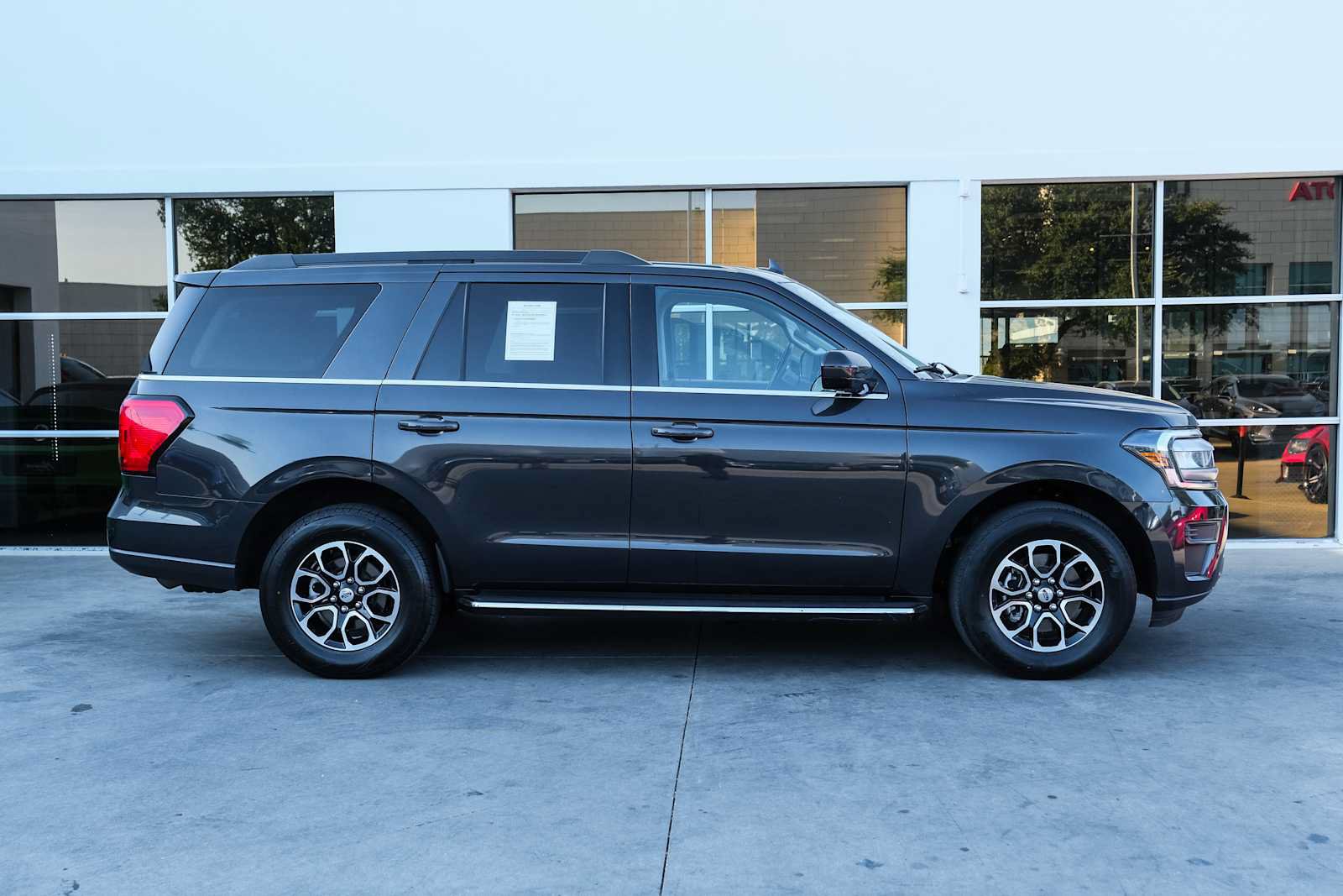 Used 2023 Ford Expedition XLT RWD image 7