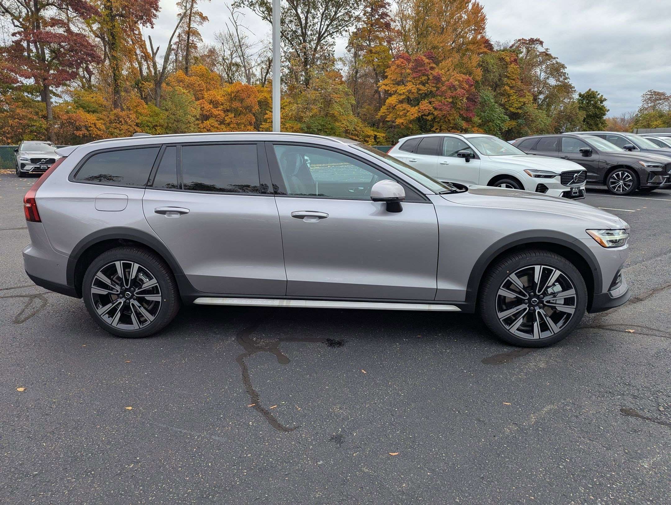 New 2026 Volvo V60 B5 Cross Country Ultra w/ Protection Package Premier image 3