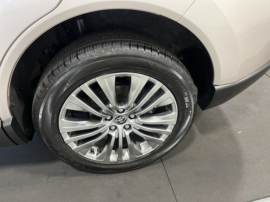 Used 2022 Toyota Venza Limited AWD/4WD image 23