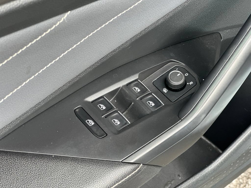 Used 2025 Volkswagen Jetta SEL FWD image 16