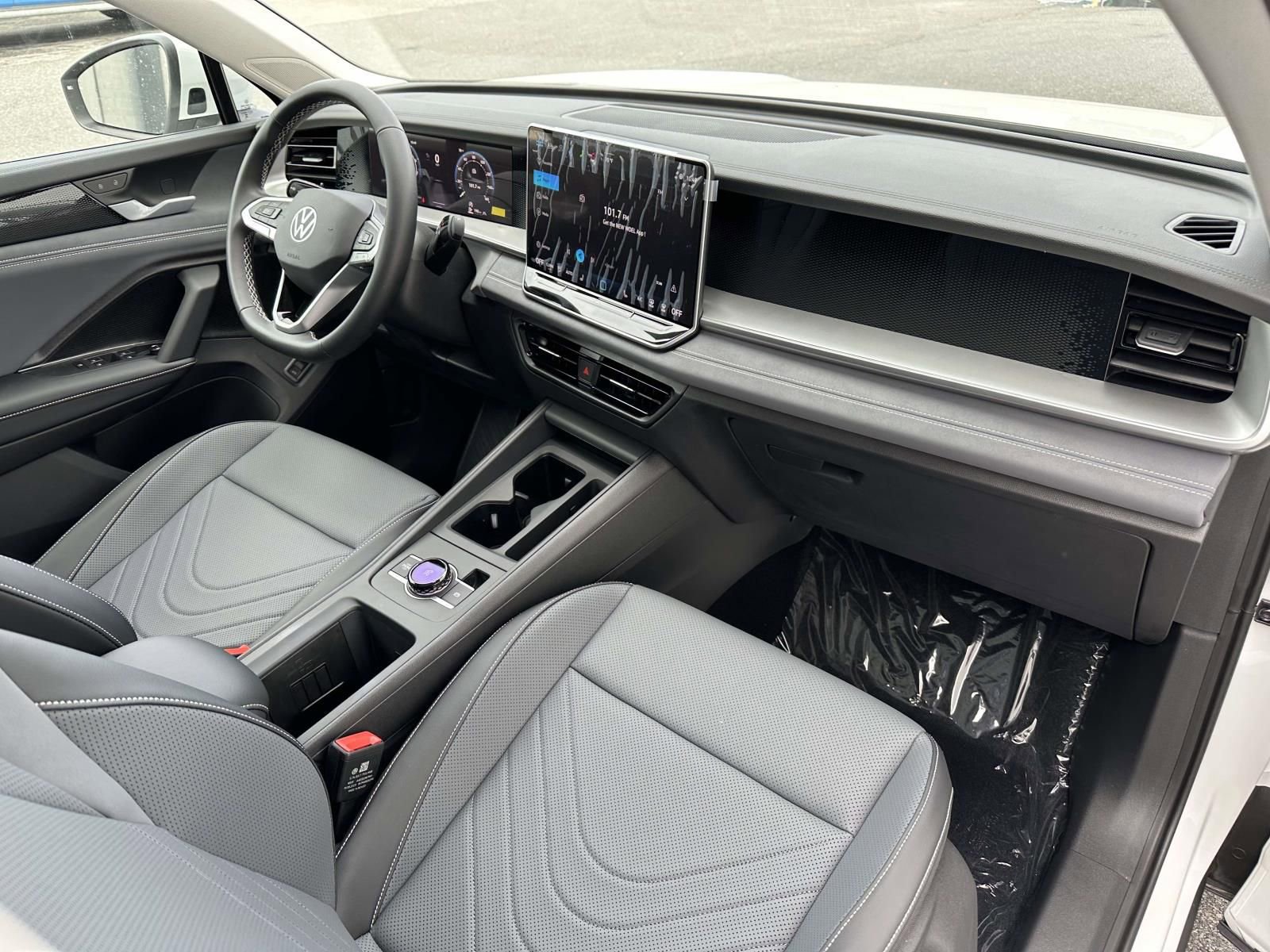 New 2025 Volkswagen Tiguan SE image 12