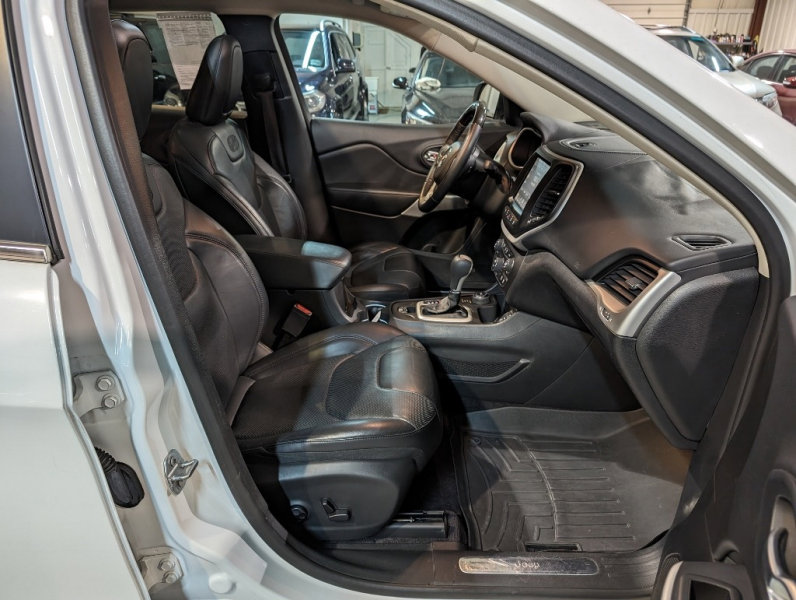 Used 2017 Jeep Cherokee Overland w/ Technology Group image 35