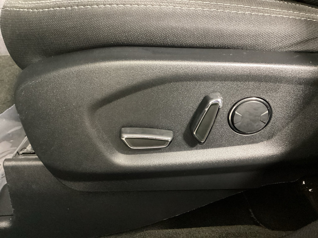 Used 2018 Ford Explorer XLT AWD/4WD image 18