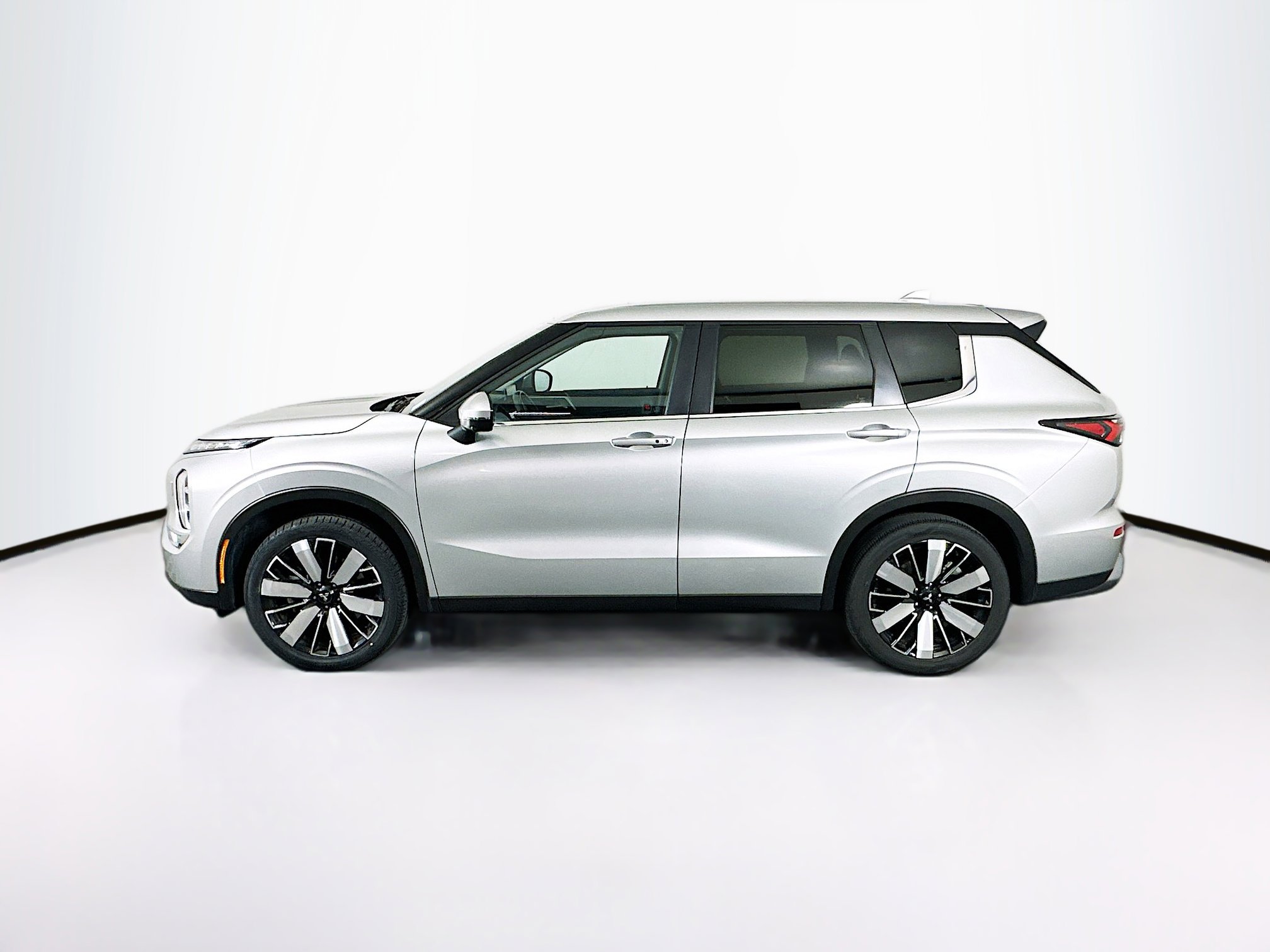 Used 2025 Mitsubishi Outlander SE AWD/4WD image 4