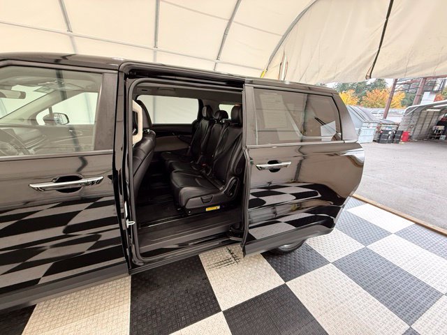 Used 2025 Kia Carnival FWD image 17