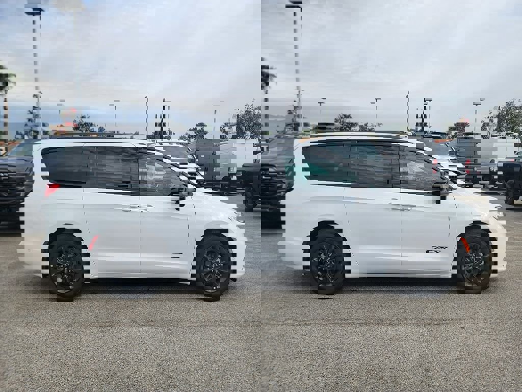 New 2025 Chrysler Pacifica Select w/ Fav Edition Package image 3