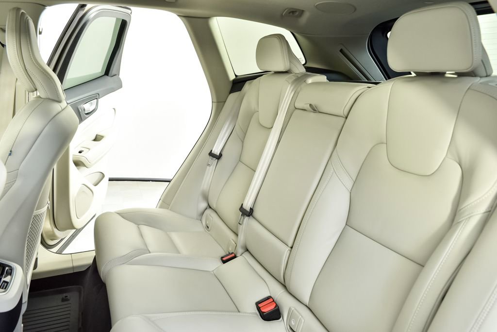 Certified 2023 Volvo XC60 B5 Ultimate w/ Protection Package Premier image 23