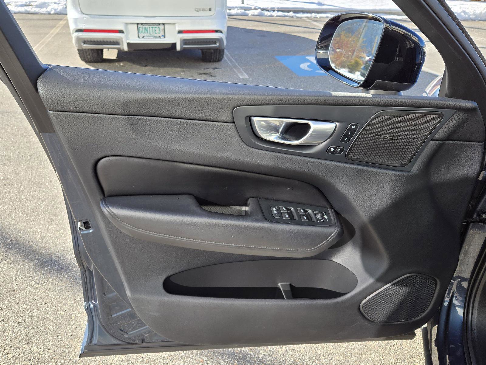 Used 2024 Volvo XC60 B5 Plus image 8