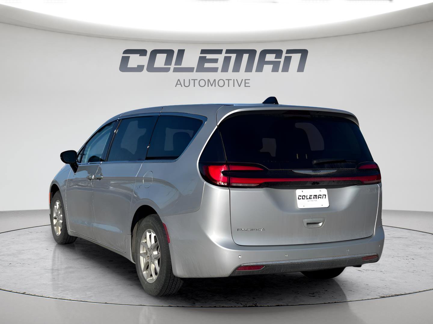 Used 2024 Chrysler Pacifica Touring-L FWD image 3