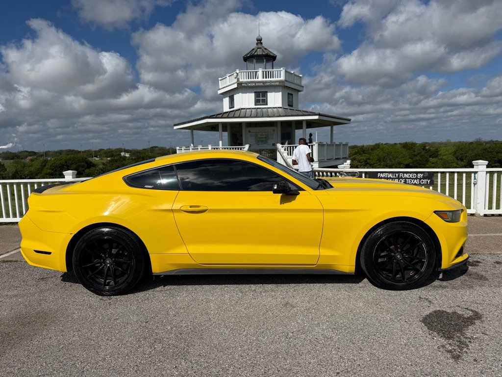 Used 2016 Ford Mustang Coupe image 4