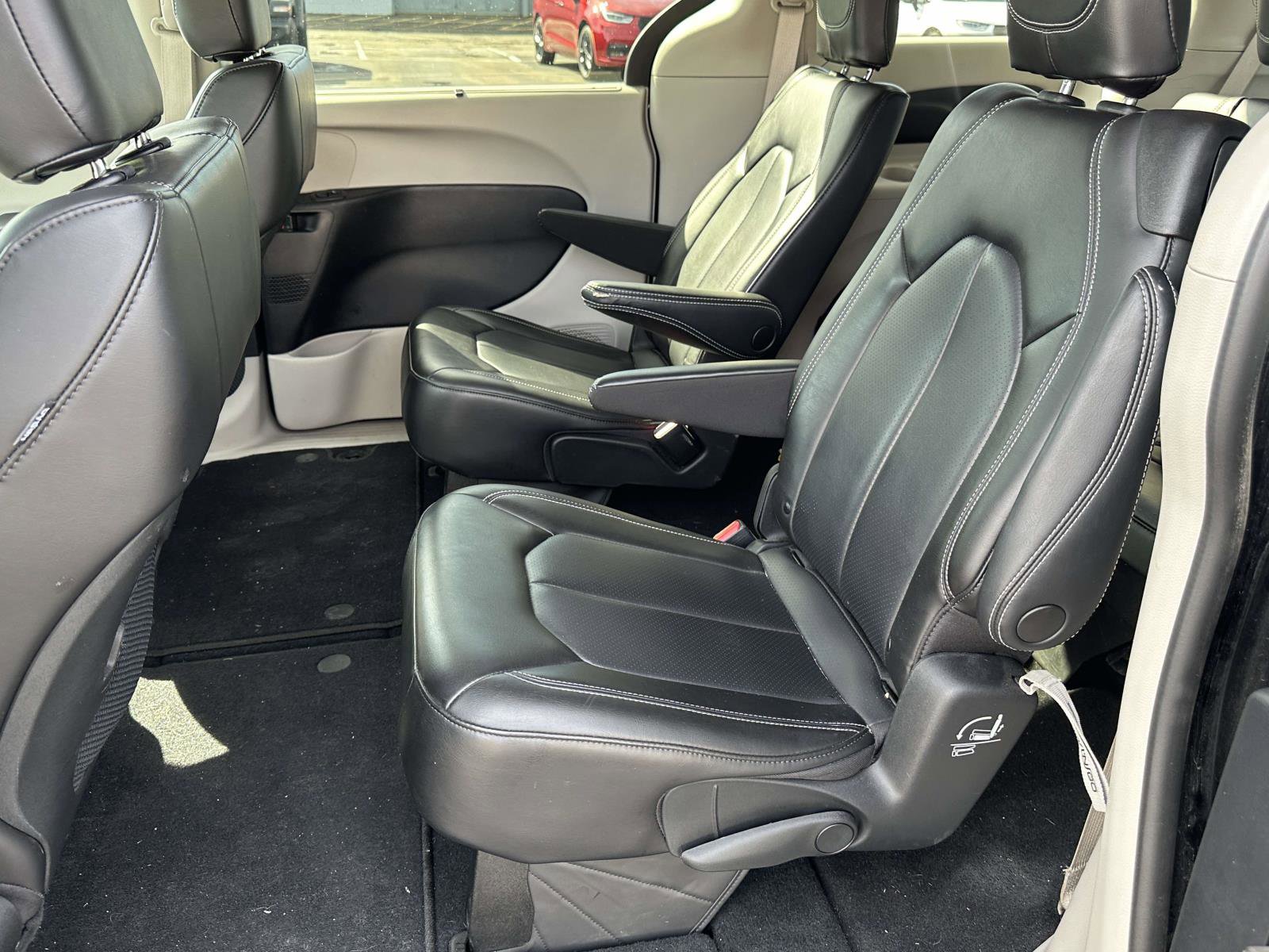 Used 2023 Chrysler Pacifica Touring-L image 12