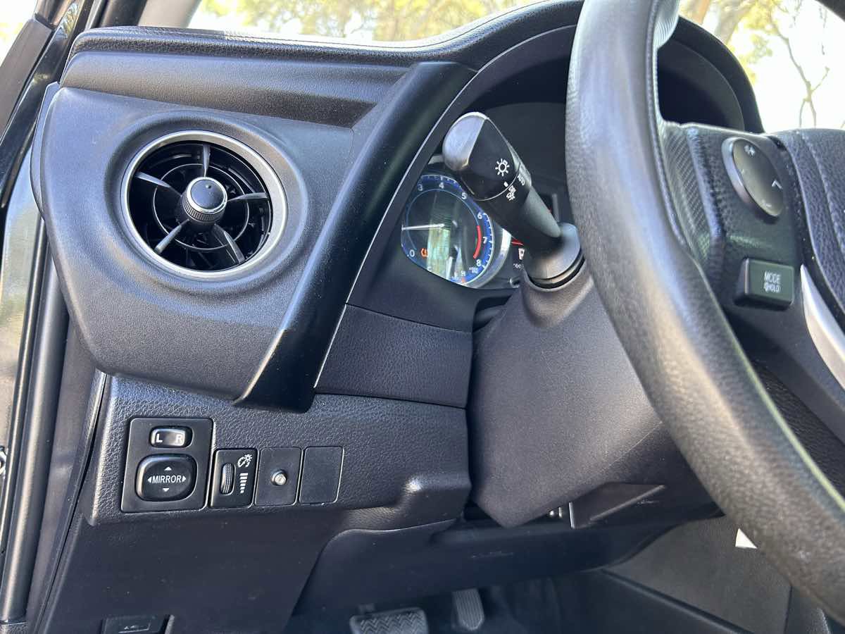 Used 2018 Toyota Corolla LE FWD image 17