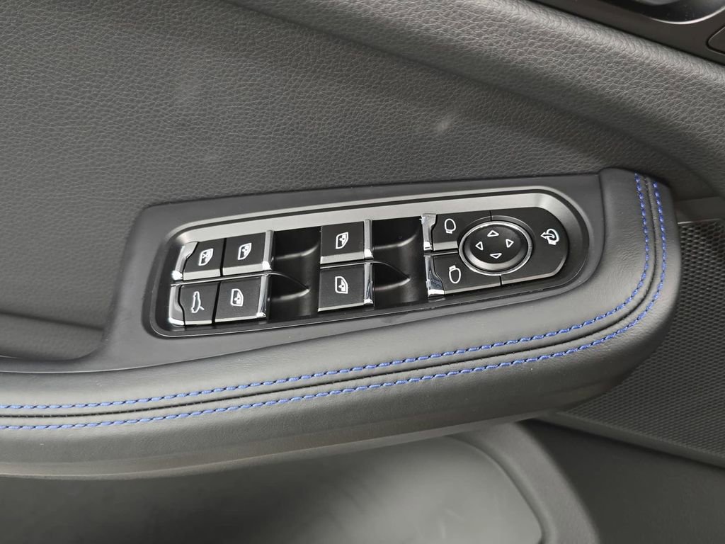Certified 2025 Porsche Macan AWD/4WD image 24